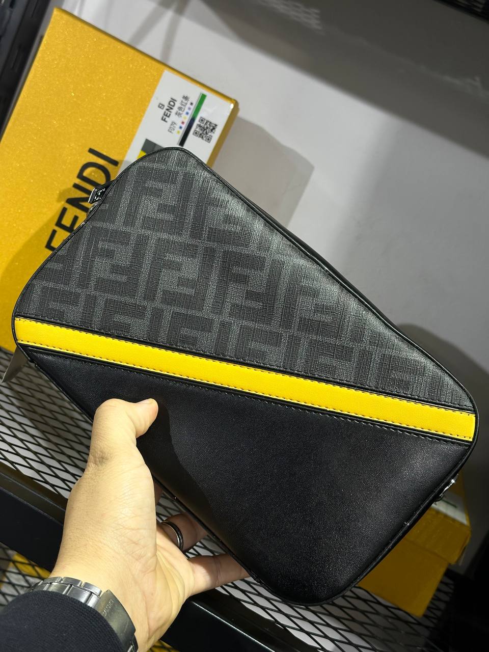 Sacoche F N D I CROSSBODY WALLET BLACK YELLOW