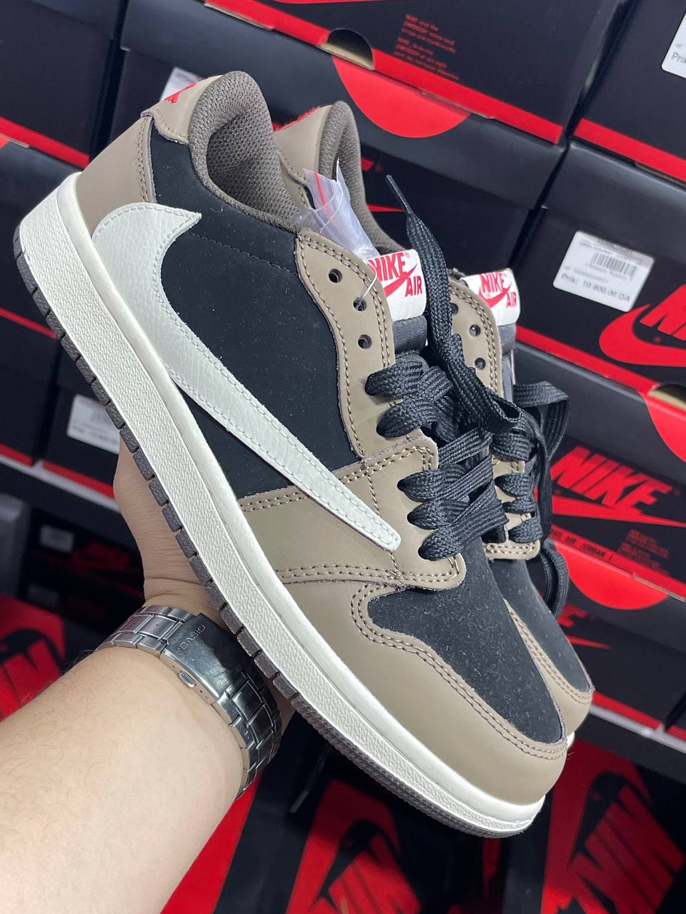 JORDAN 1 LOW TRAVIS SCOTT