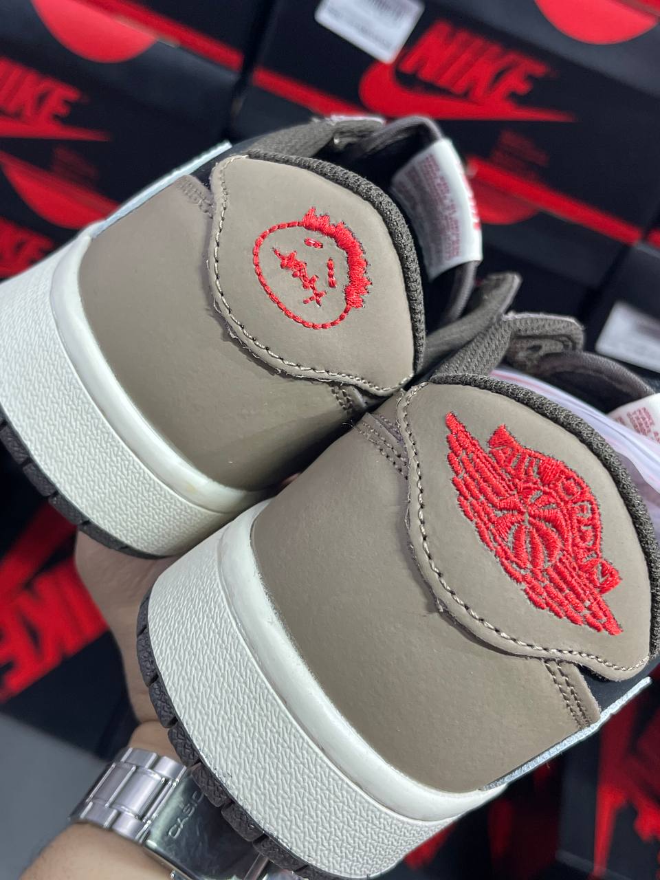 JORDAN 1 LOW TRAVIS SCOTT